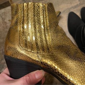 Amazing boots!  Gold sized 12     never worn